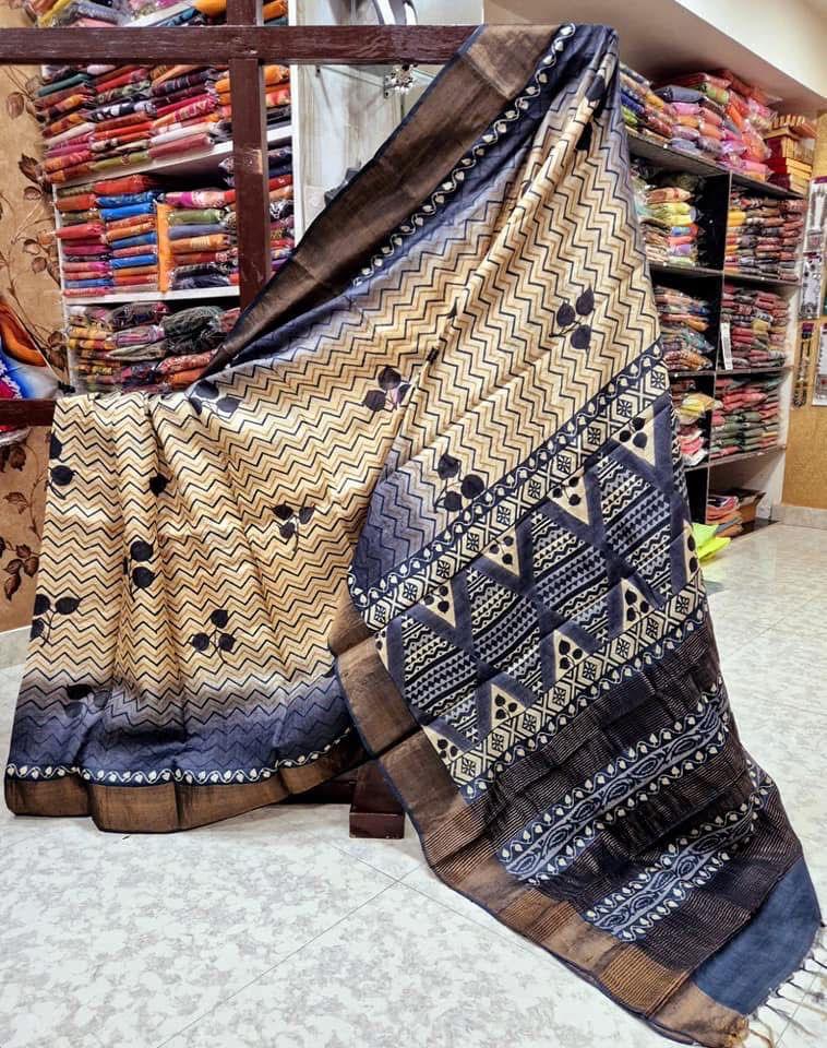 Grey Soft Silk Wedding Saree Kanchi Pallu And Handprinted Style