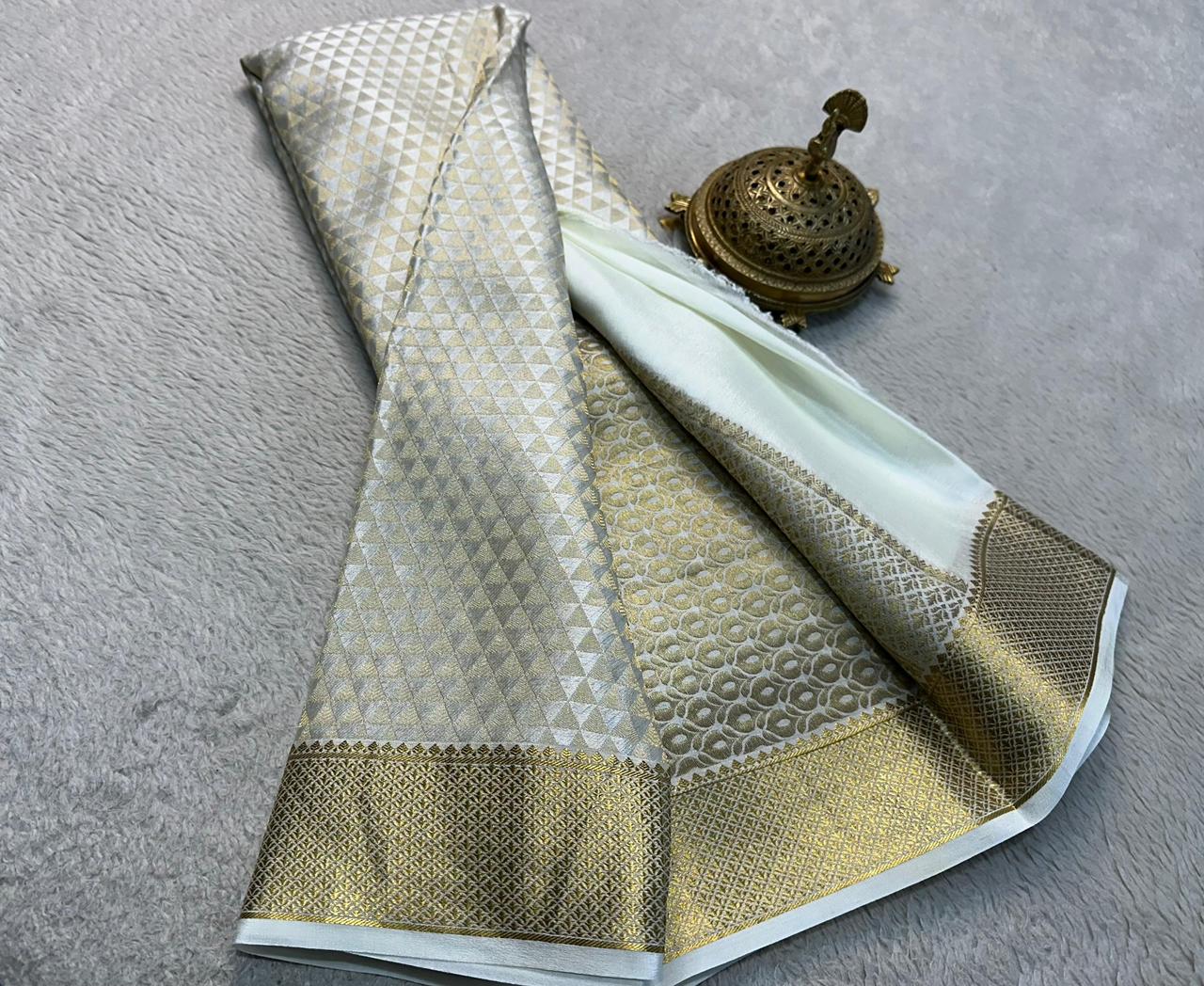 Graceful Splendor: Silk Brocade Saree with Majestic Zari Weaving & Opulent Pallu
