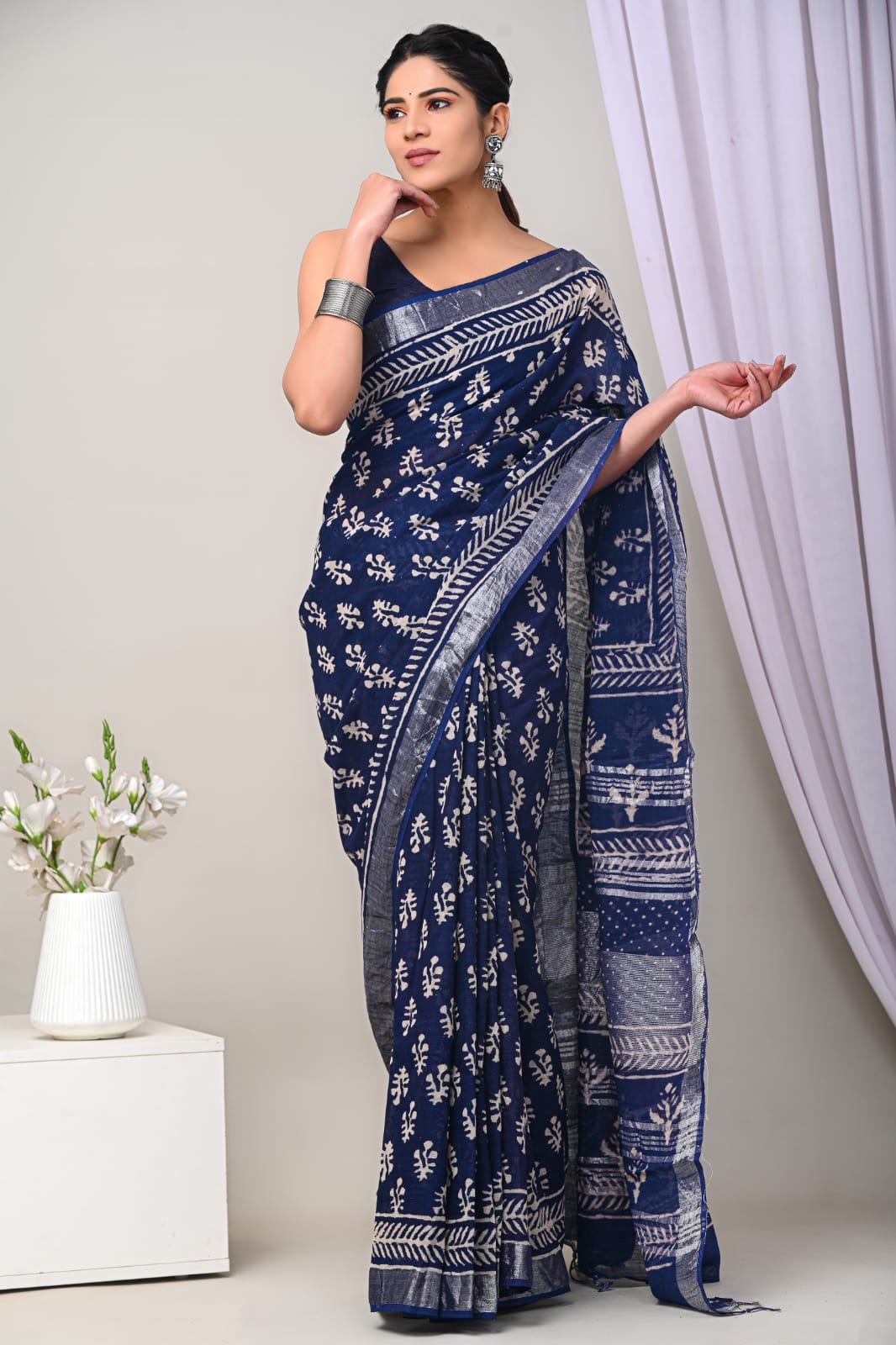 Statement Linen Saree With Printed Detail And Fashionable Blouse For Events