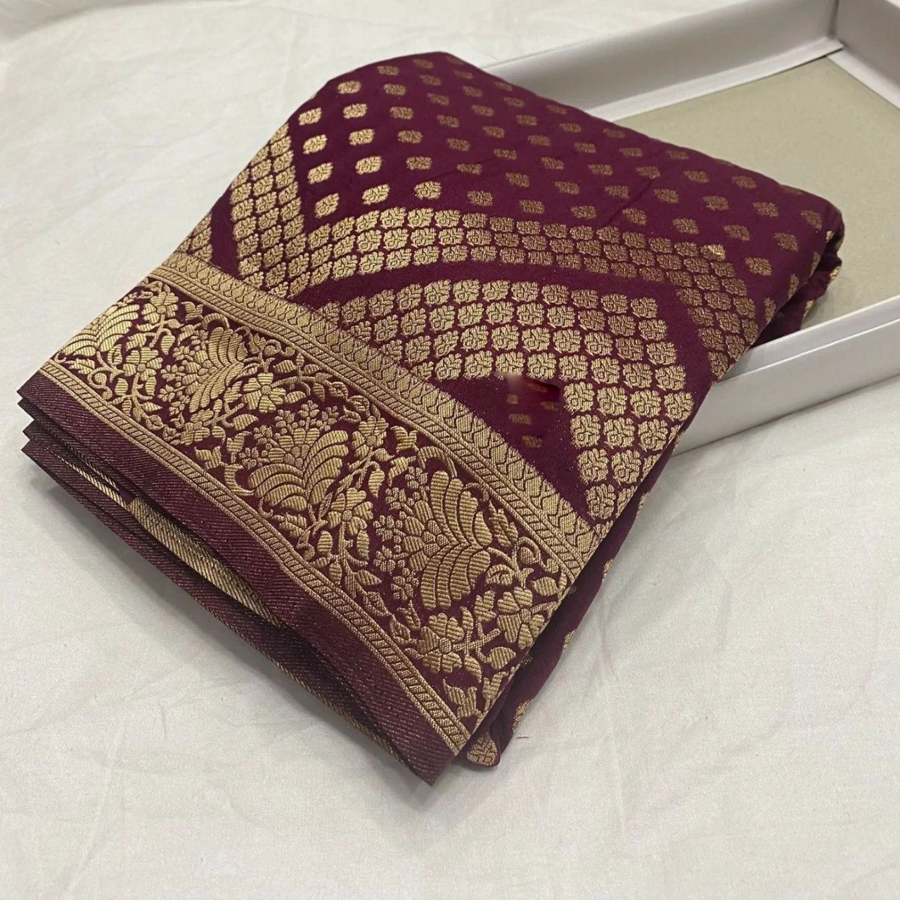 Engaging Silk Saree With Festive Pallu And Designer Blouse Material