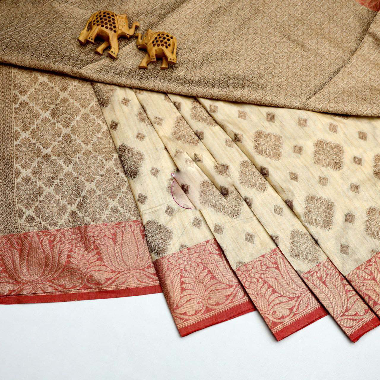 Traditional Beige Bridal Handloom Silk Saree With Korvai Border Design