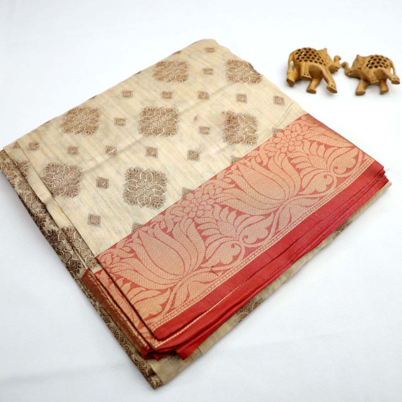 Traditional Beige Bridal Handloom Silk Saree With Korvai Border Design