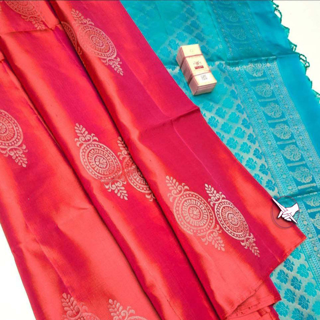 Zari Woven Rani Kanchipuram Saree With Meenakari Butta And Pallu Detail