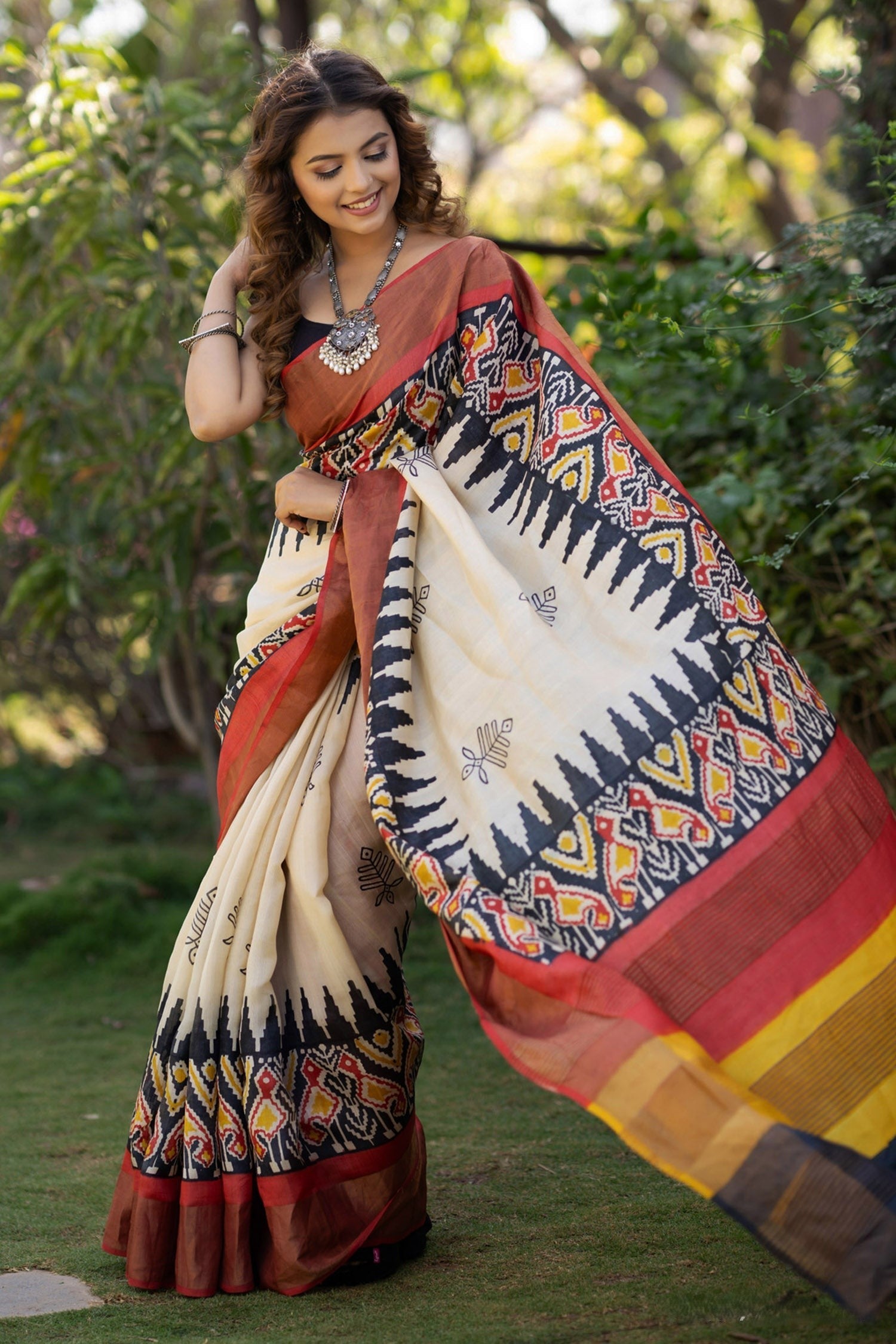 Beige Handloom Tussar Silk Saree with Kalamkari Motifs And Fancy Blouse