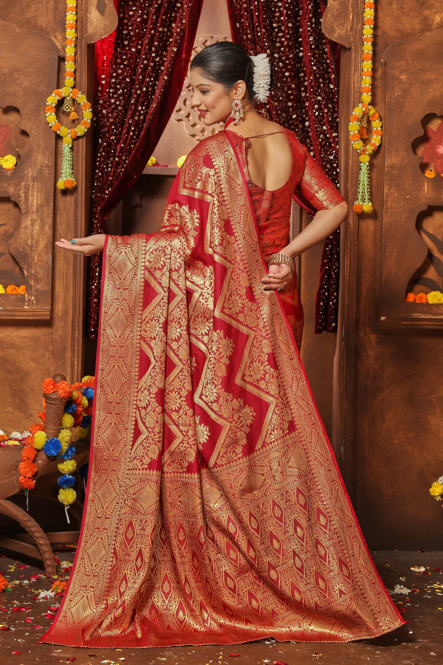 Royal Look Brocade Silk Saree With Intricate Zari Weaving