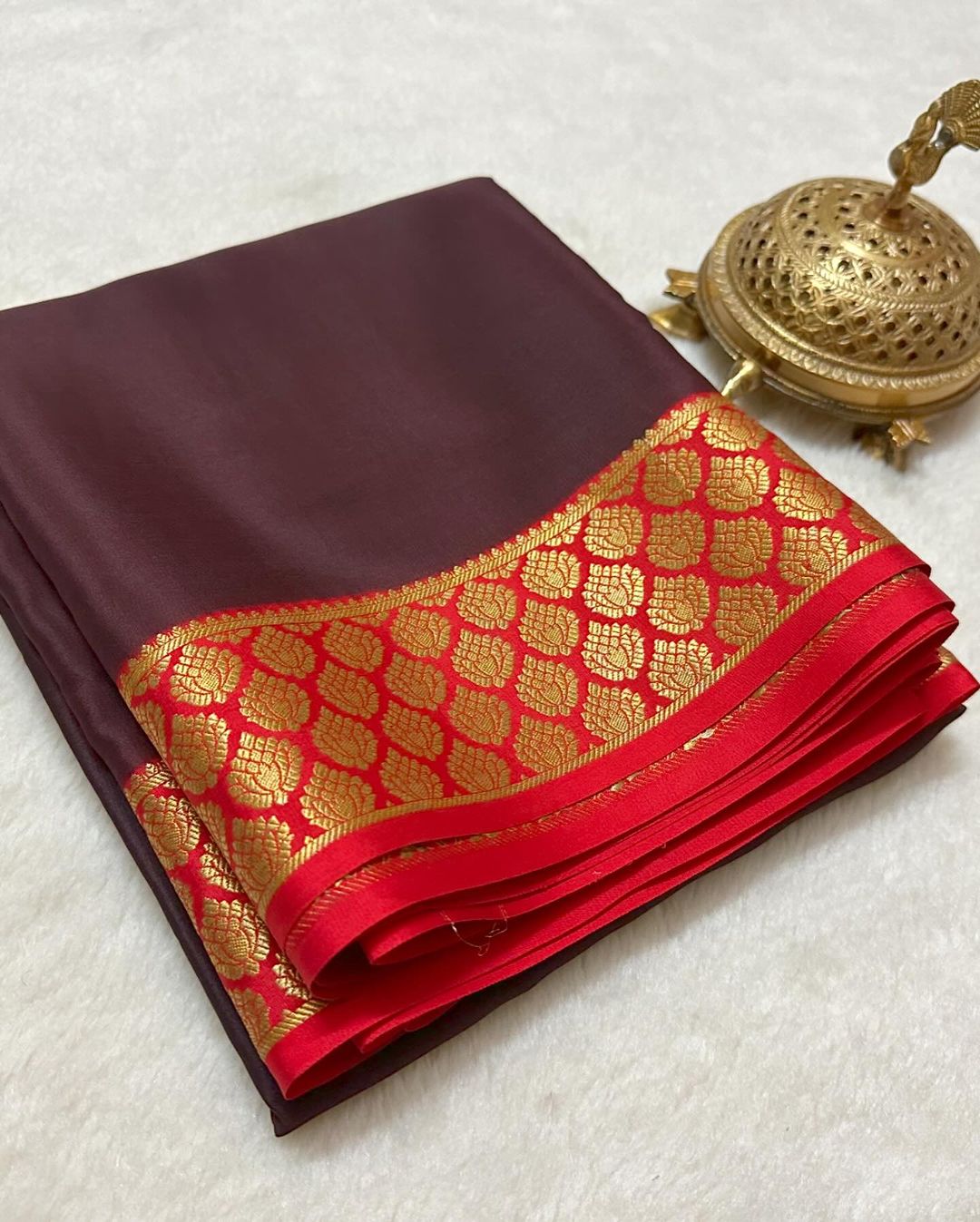 Elegant Mysore Silk Saree With Dual Tone Border And Blouse