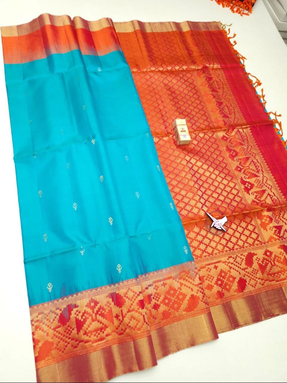 Handwoven Soft Silk Saree With Classic Zari Detailing