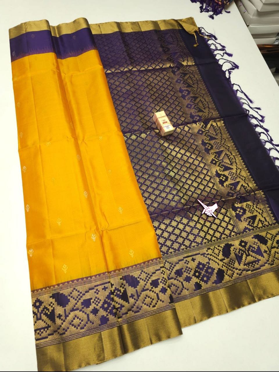 Handwoven Soft Silk Saree With Classic Zari Detailing