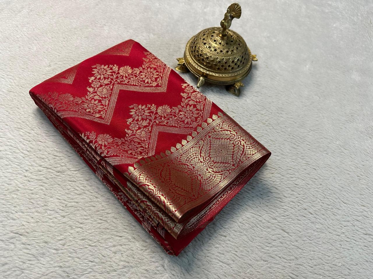 Fascinate Traditional Brocade Silk Royal Elegance Weaving Saree