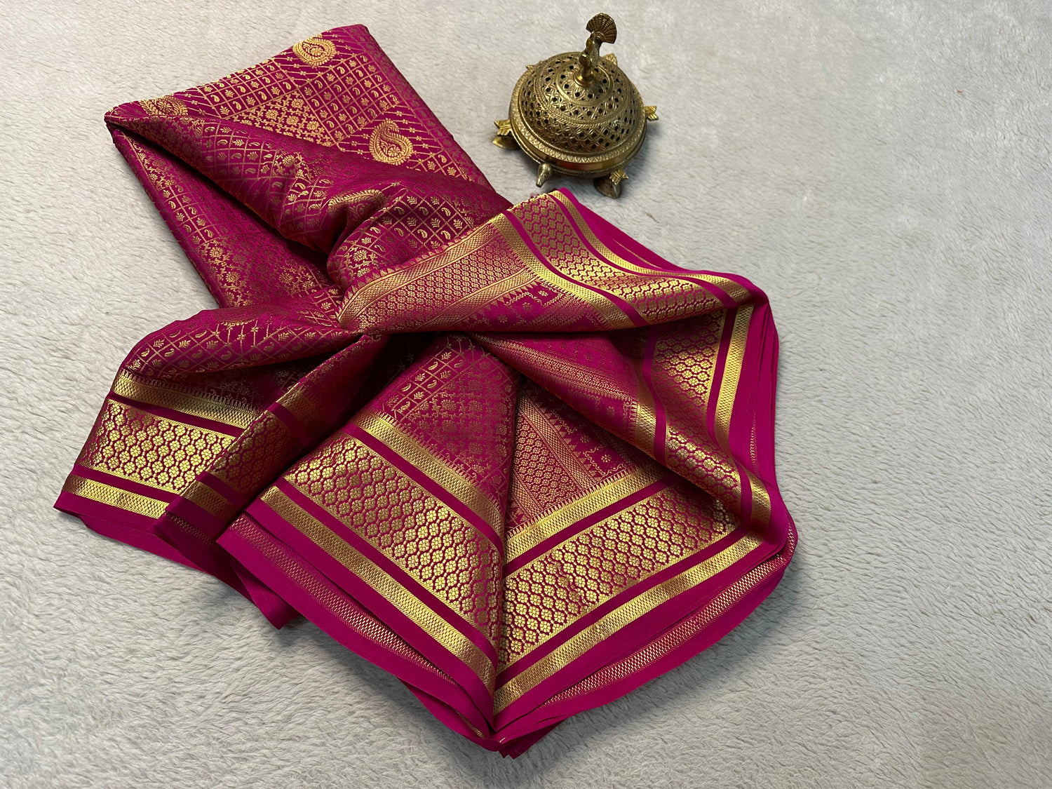 Elegant Magenta Zari Woven Banarasi Silk Saree For Wedding And Sangeet Functions