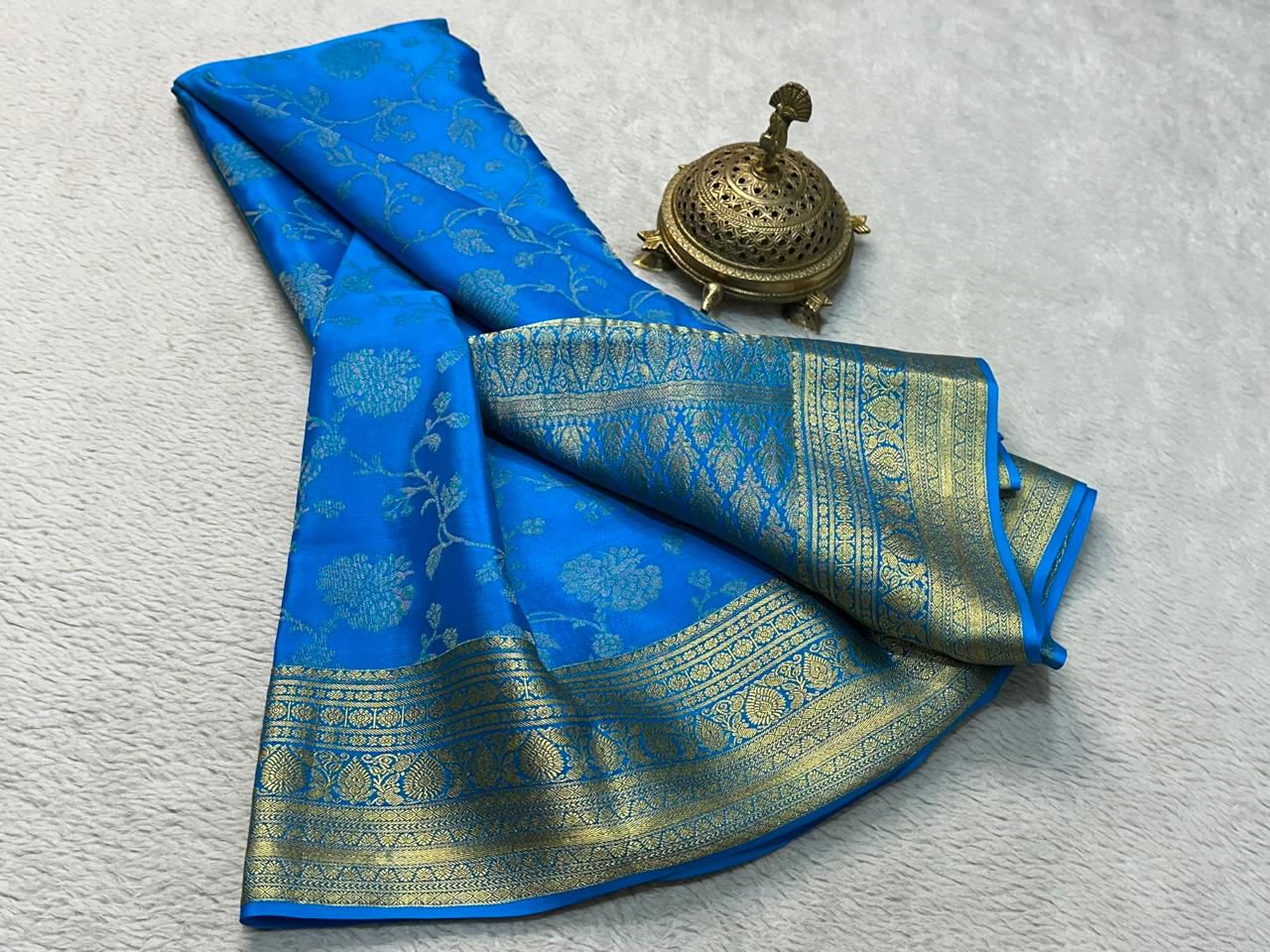 Appealing Traditional Silk Brocade Zari Weaving Saree