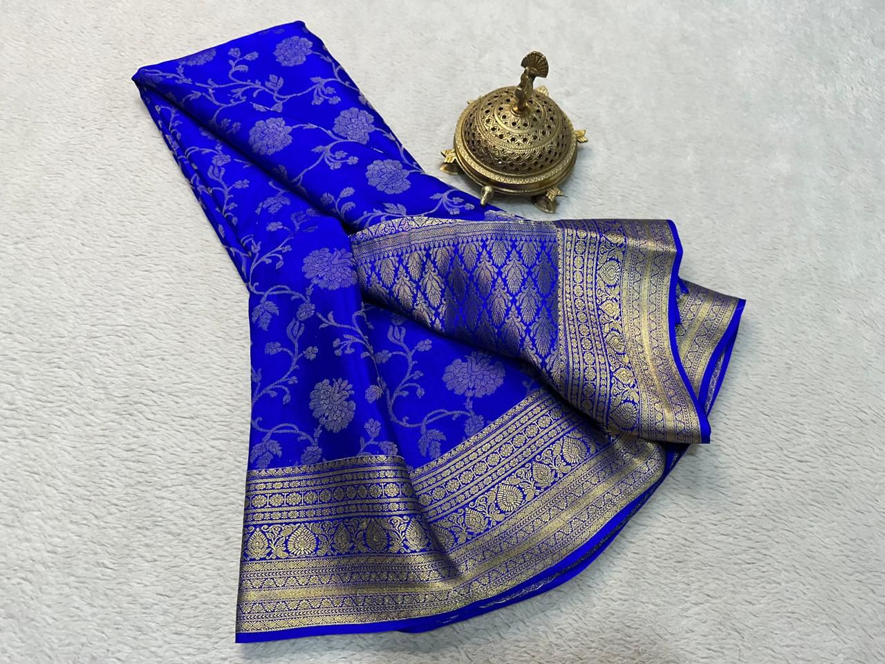 Appealing Traditional Silk Brocade Zari Weaving Saree