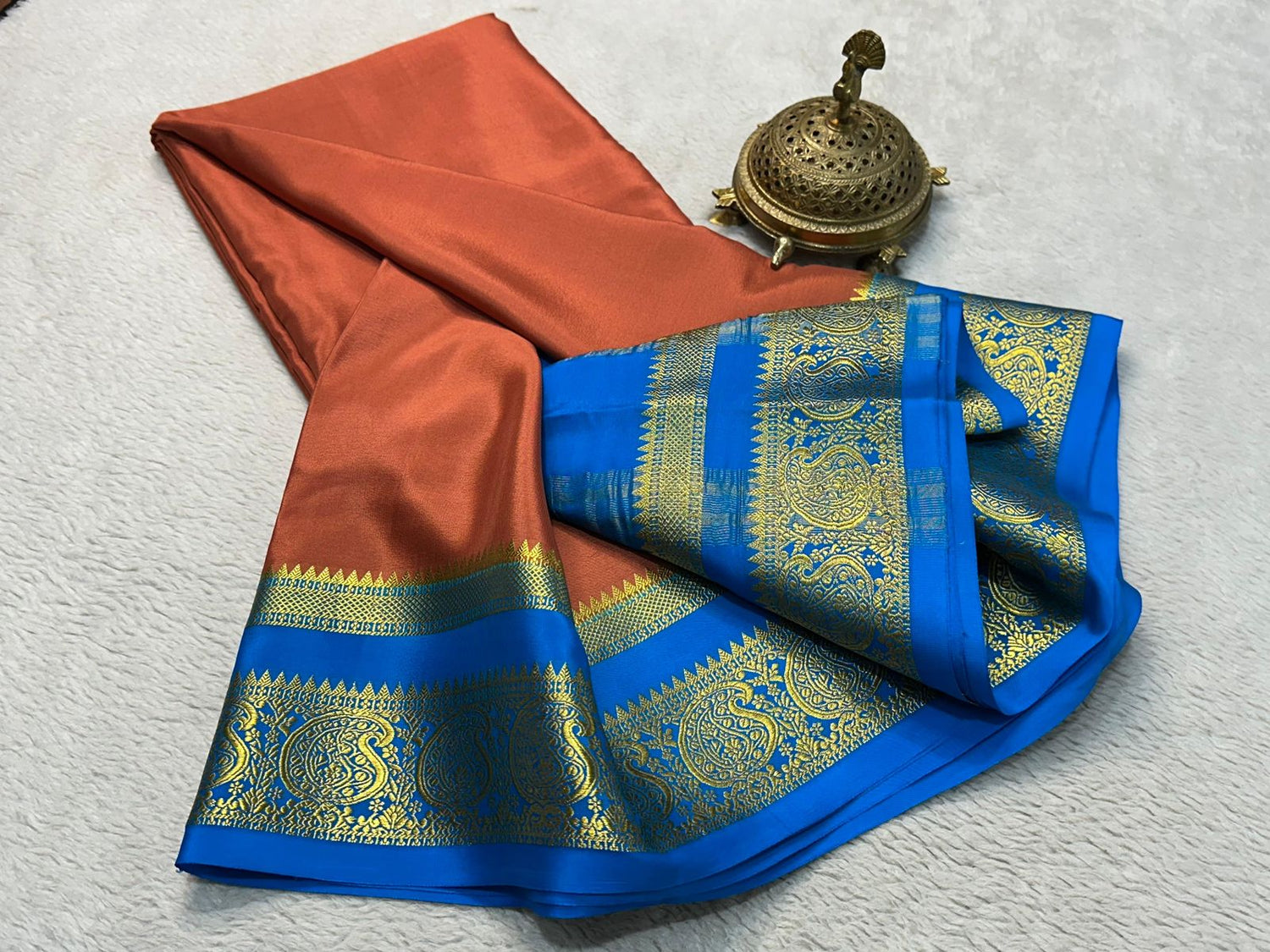 Fascinate Traditional Mysore Silk Plain Zari Border Saree With Trendy Blouse