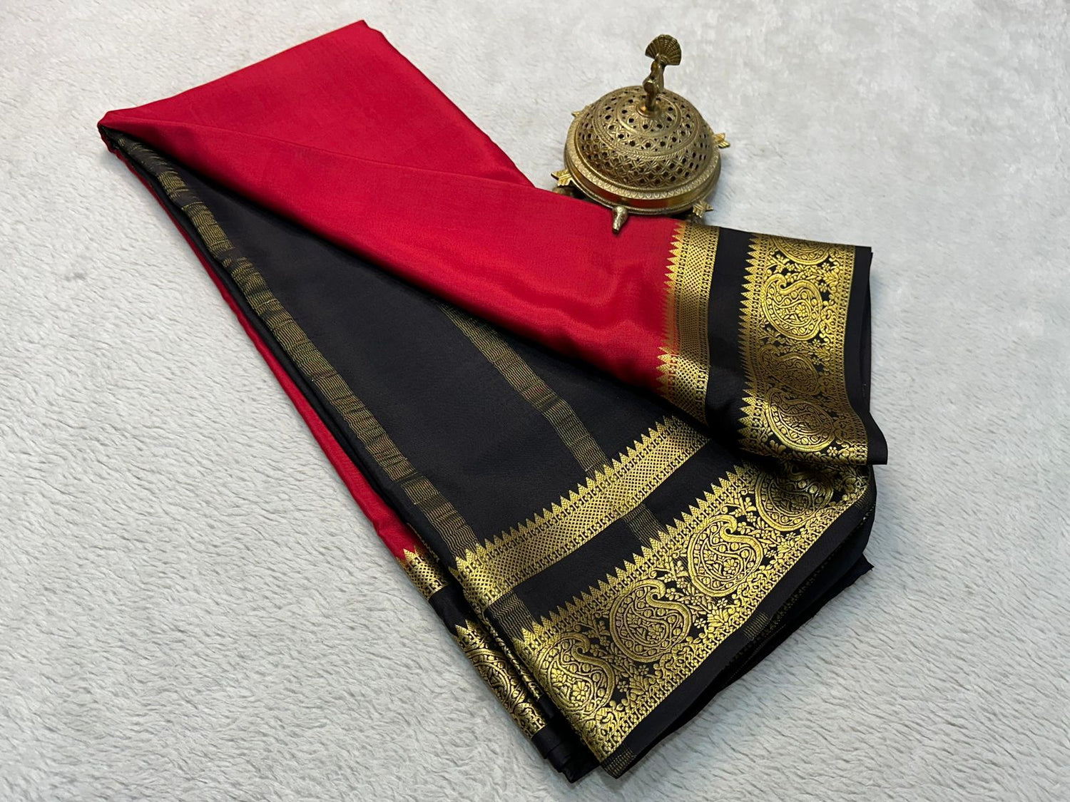 Fascinate Traditional Mysore Silk Plain Zari Border Saree With Trendy Blouse