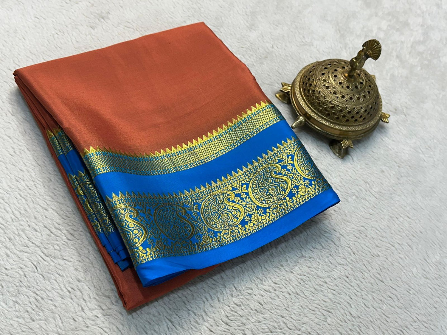 Fascinate Traditional Mysore Silk Plain Zari Border Saree With Trendy Blouse
