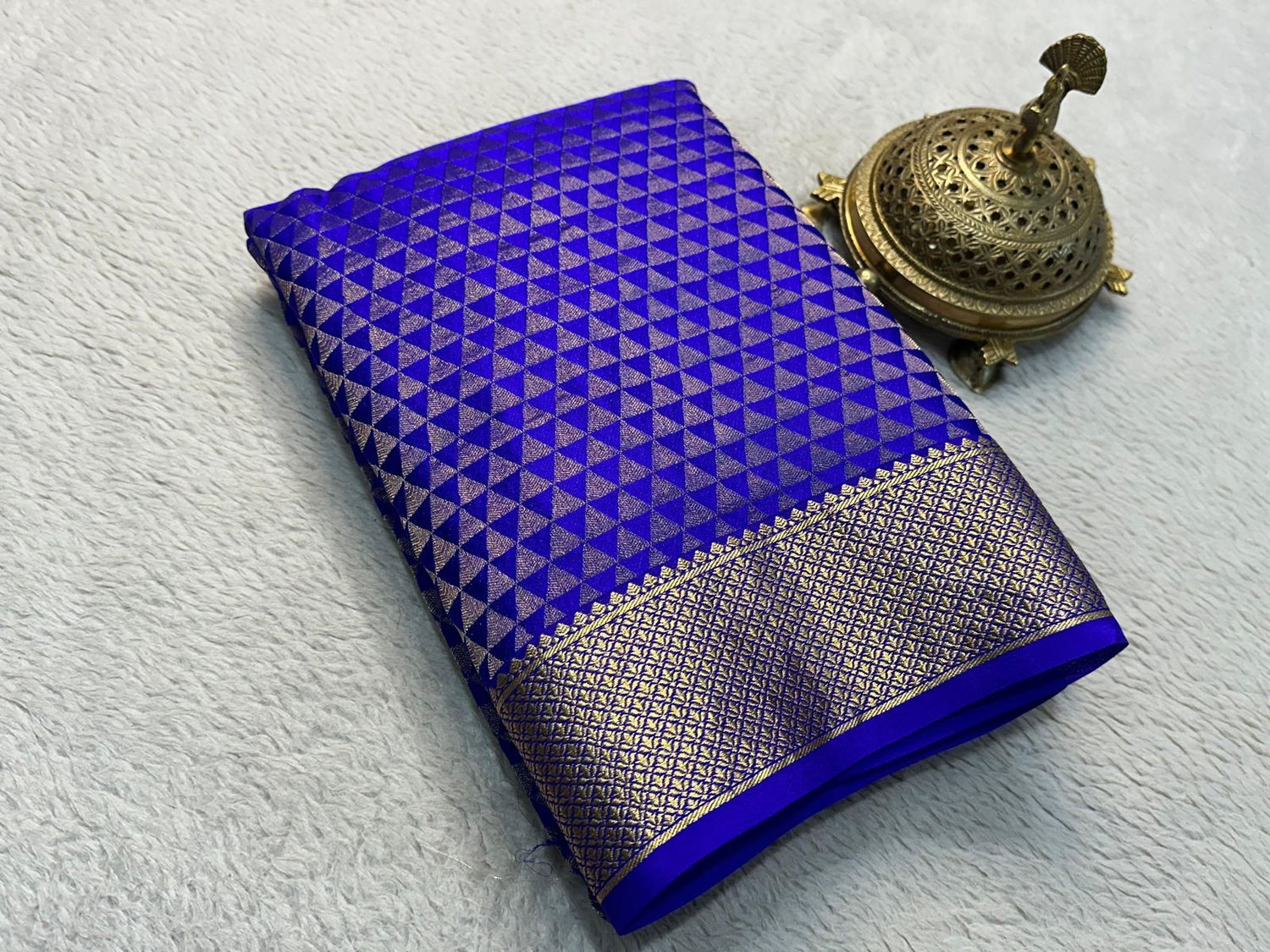 Fetching Traditional Silk Brocade Zari Weaving Saree In Rich Pallu