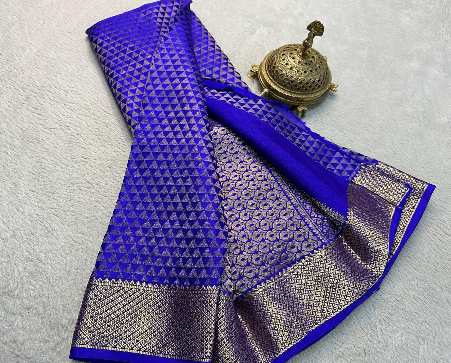 Fetching Traditional Silk Brocade Zari Weaving Saree In Rich Pallu
