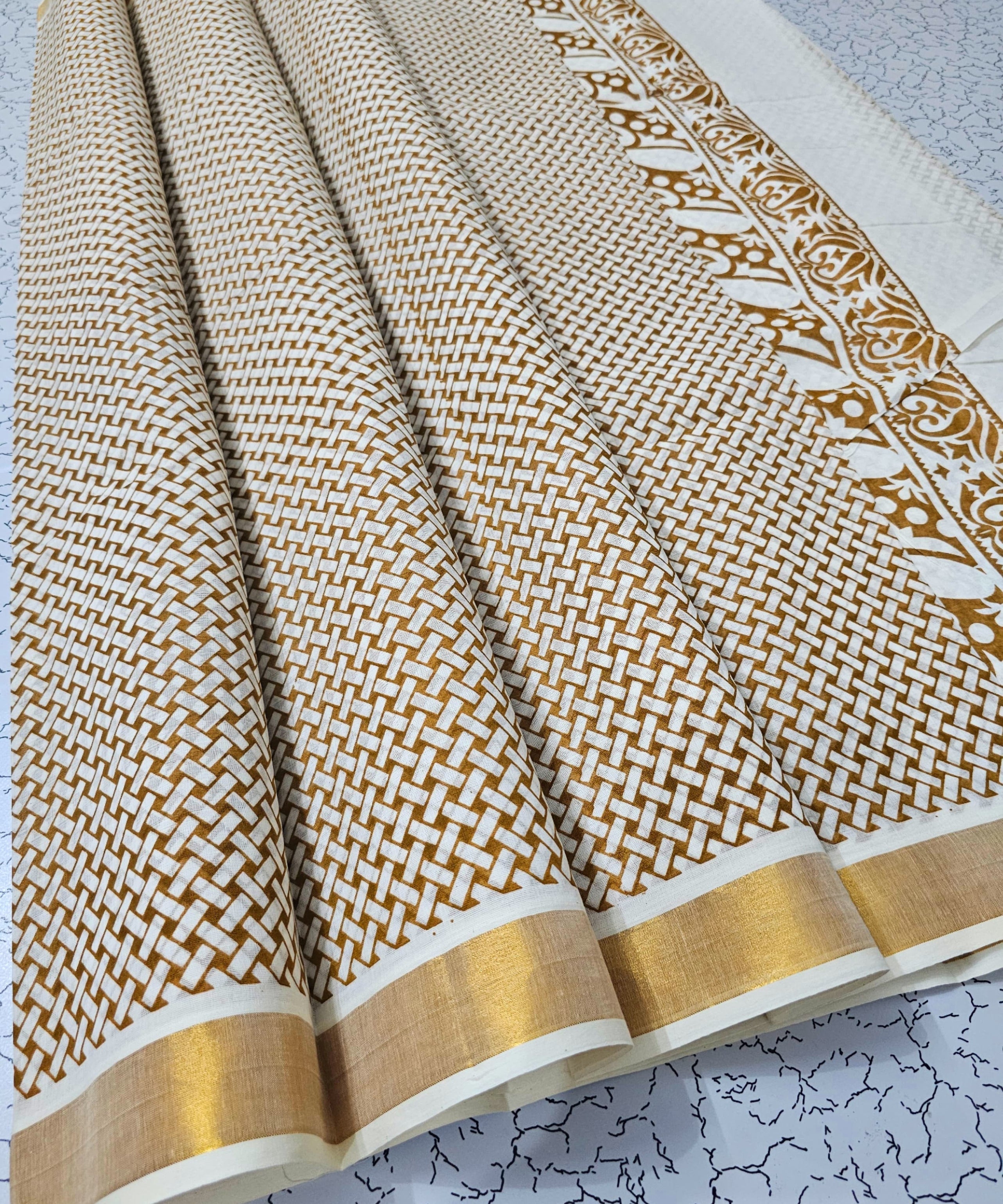 Linen Saree Magic with Kerala Craftsmanship