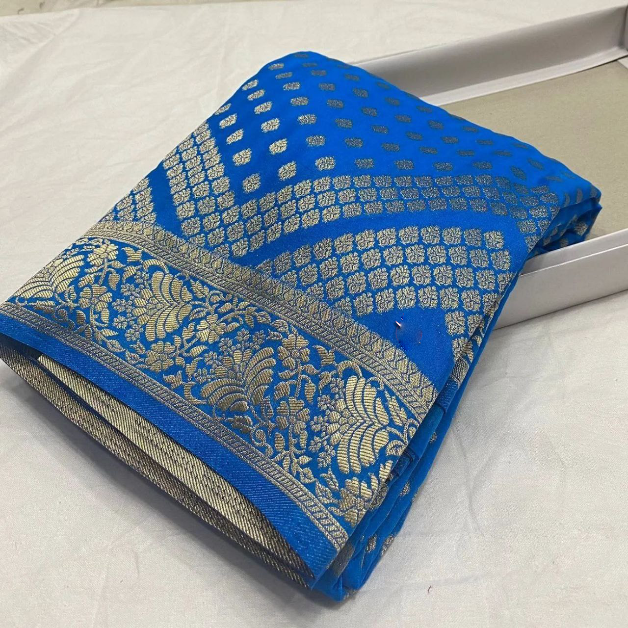 Graceful Soft Silk Saree With Rich Work Pallu And Unstitched Blouse
