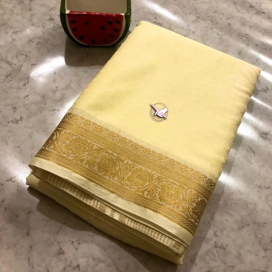 🥰 Elegant Off White semi-silk saree with soft texture and delicate shine.🥰