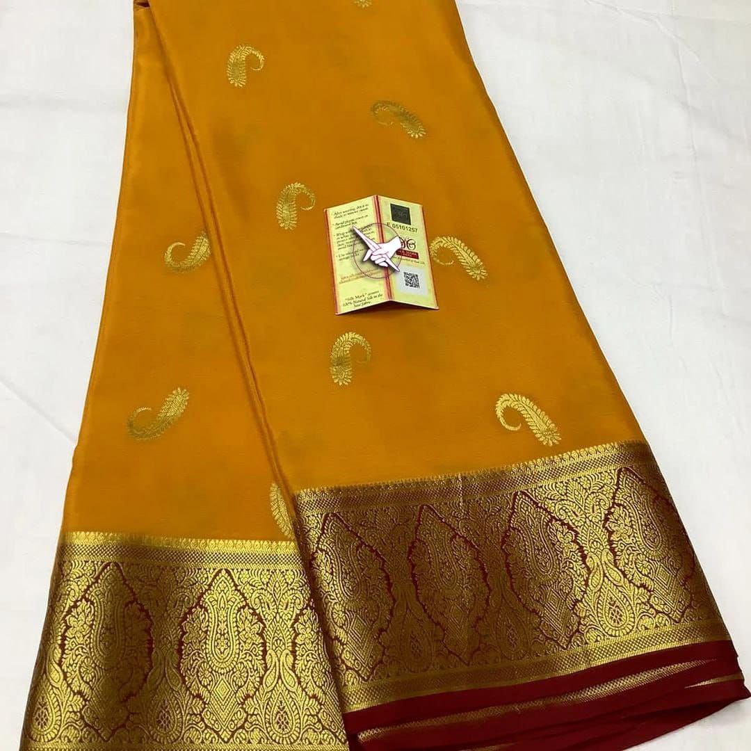 Elegant Traditional Silk Saree With Rich Pallu And Blouse Fabric